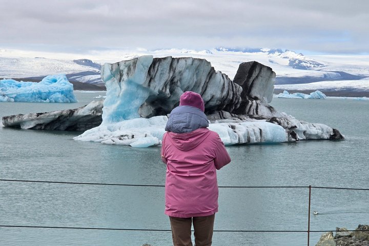 Icebergs floating in Jökulsárlón lagoon beside Diamond Beach on the Iceland South Coast