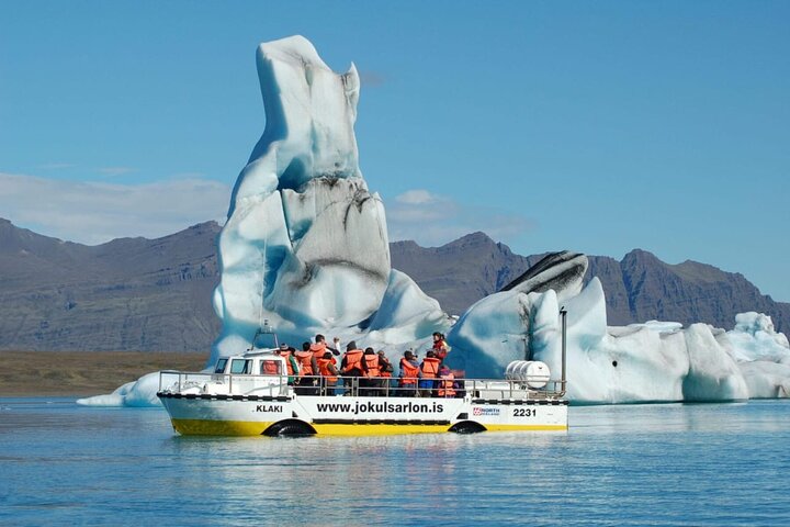 Diamond Beach and Jökulsárlón tour experience with amphibious boat